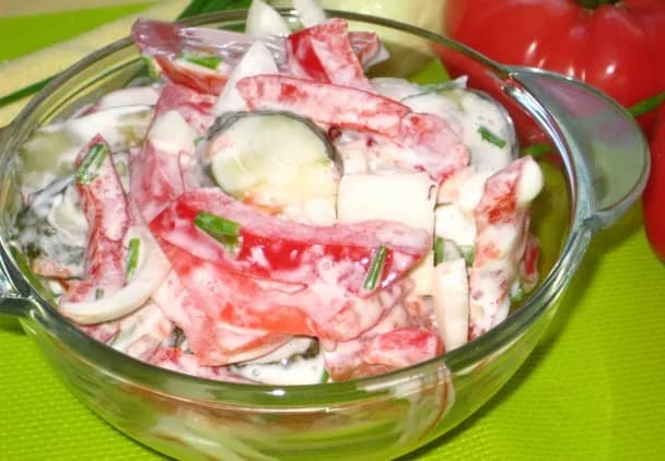 Prosta sałatka z ogórków i papryki. Szybki przepis bez zbędnego zachodu Prosta sałatka z ogórków i papryki. Szybki przepis bez zbędnego zachodu
