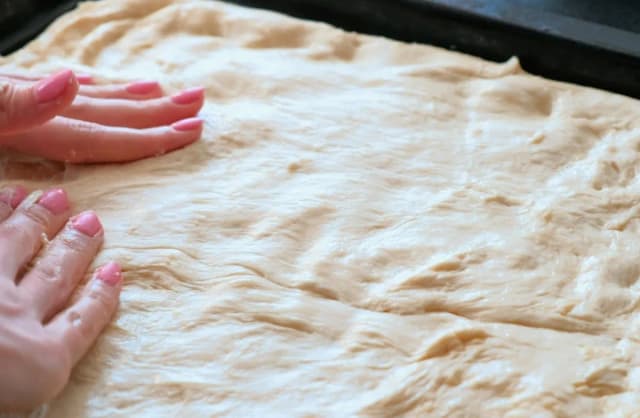 Przepis na ciasto na pizzę na dużą blachę - idealne dla rodziny Przepis na ciasto na pizzę na dużą blachę - idealne dla rodziny